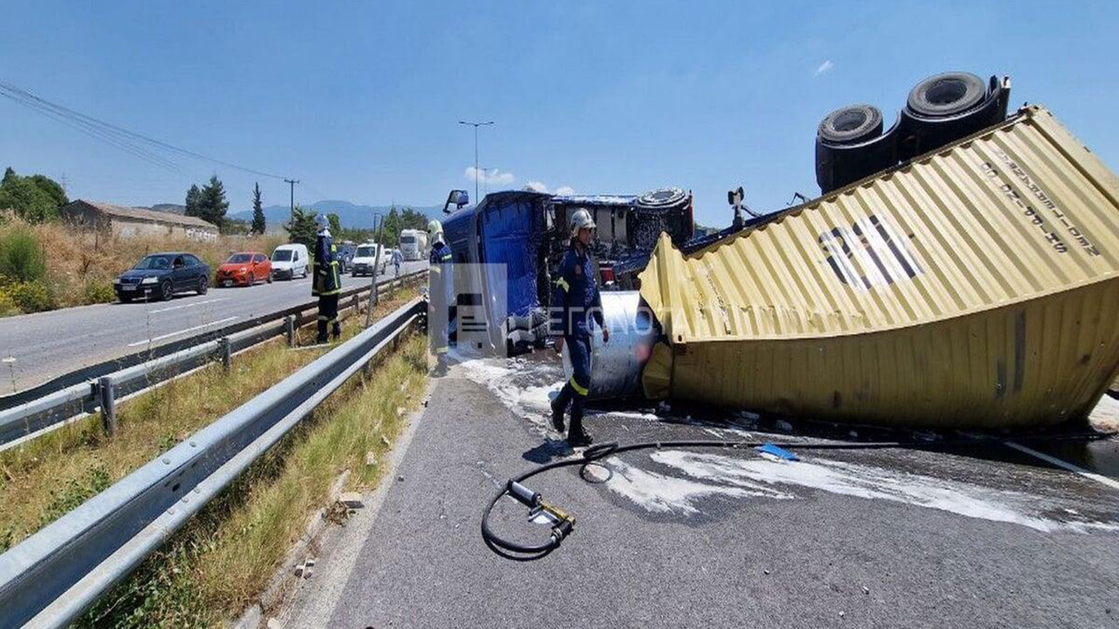 Βόλος: Νταλίκα με λαμαρίνες τούμπαρε και μπήκε στο αντίθετο ρεύμα!